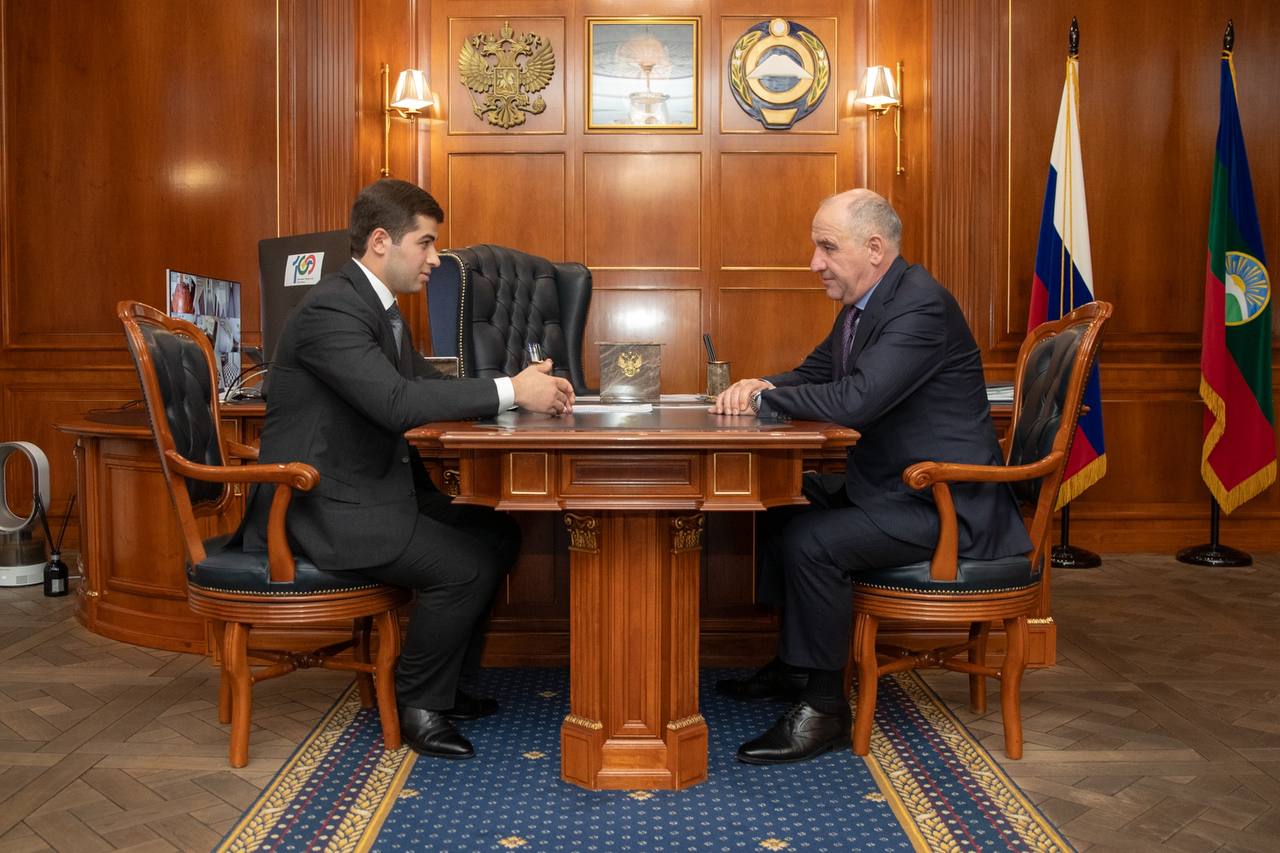 Глава КЧР Р.Темрезов провел рабочую встречу с депутатом Государсдумы России от Карачаево-Черкесии Солтаном Узденовым