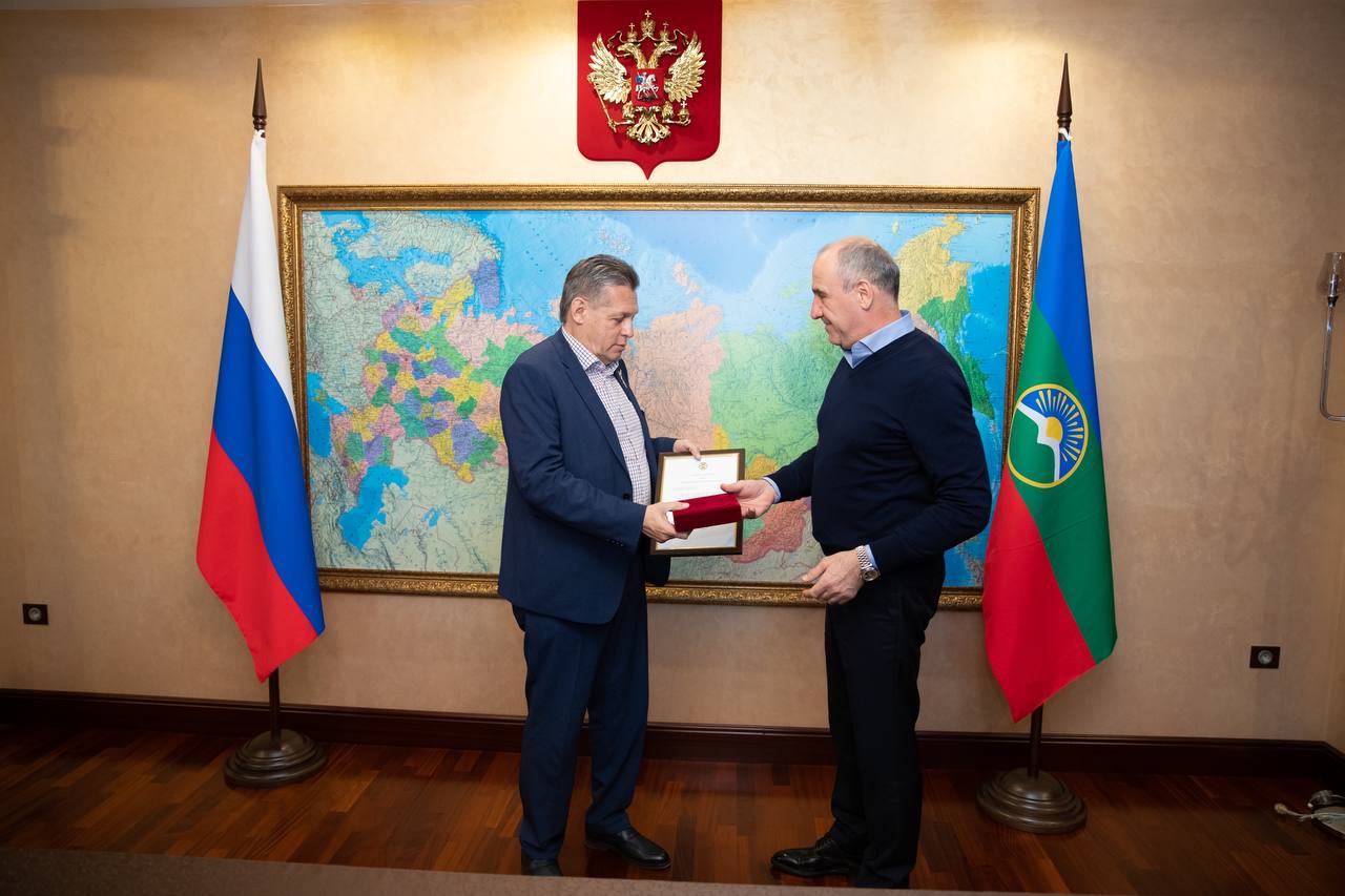Глава Карачаево-Черкесии Р. Темрезов вручил почетное звание «Заслуженный работник культуры Карачаево-Черкесии» заместителю генерального директора ВГТРК Р. Сабитову
