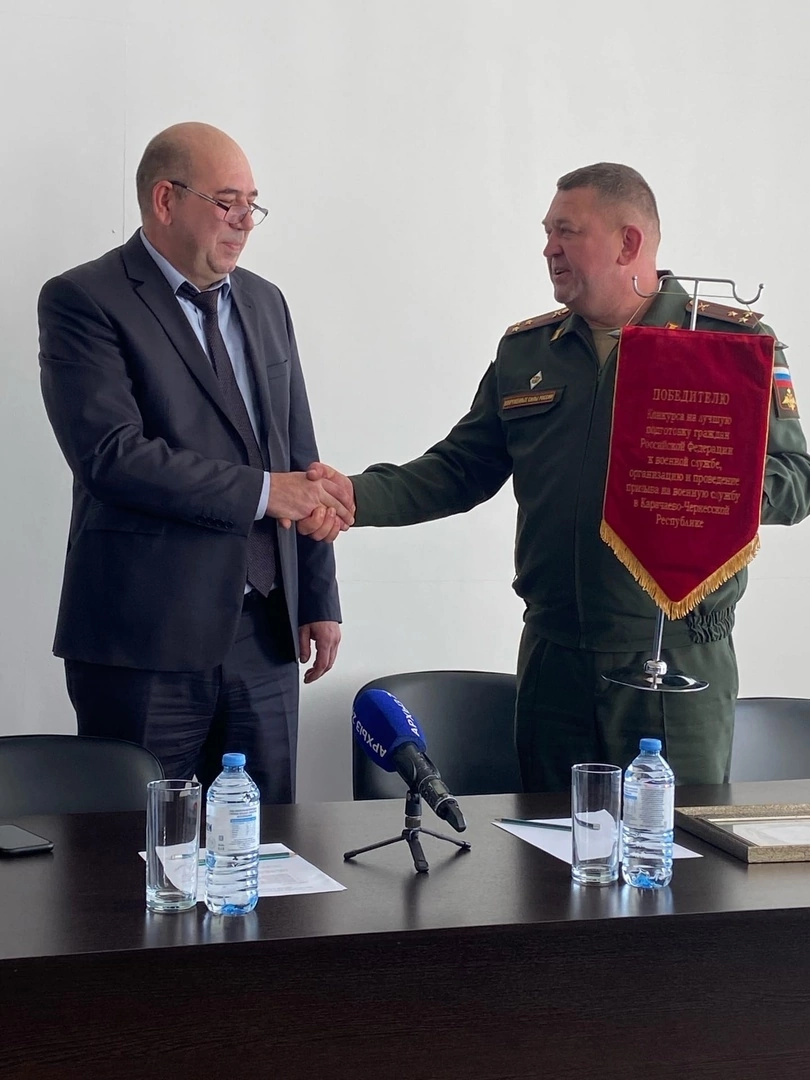 Ногайскому району Карачаево-Черкесии по итогам призыва торжественно вручили переходящий вымпел