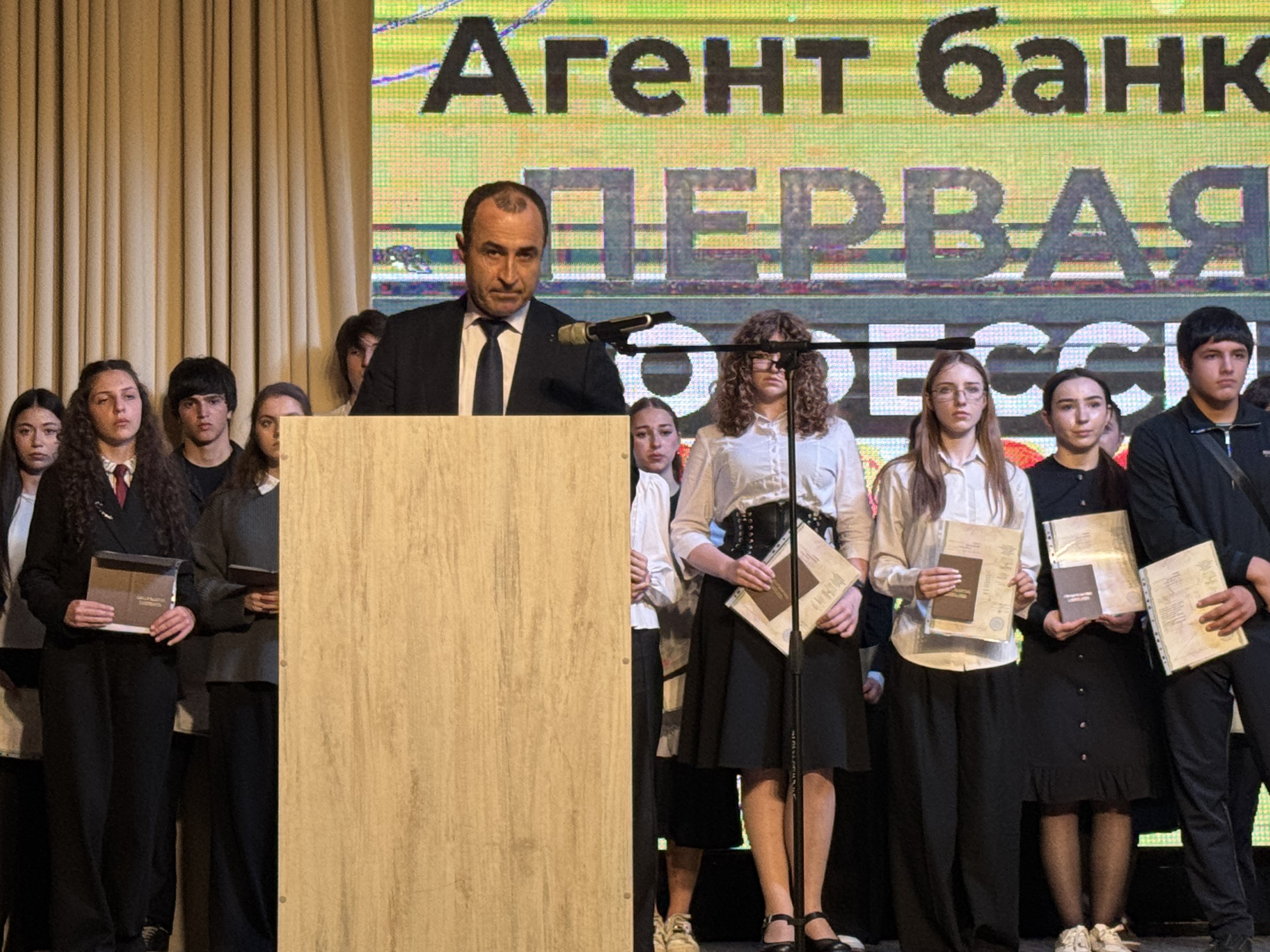 В КЧР школьникам вручили свидетельства участников проекта «Первая профессия»