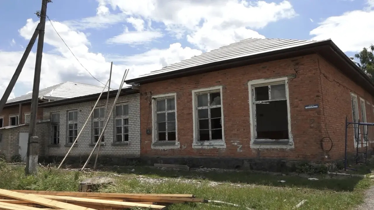 В селе Ильичёвское Прикубанского района КЧР реконструируют здание бывшей школы под детский сад на 100 мест