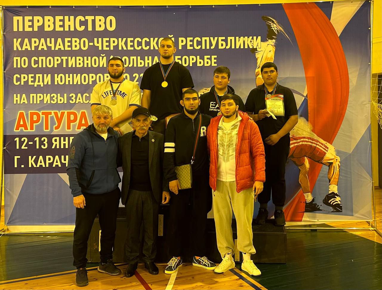 В Карачаевске прошло первенство региона по спортивной борьбе среди юниоров до 21 года 