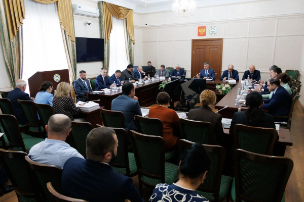Вице-премьер КЧР Марат Урусов провел заседание Правительства республики, где рассмотрели около 10 вопросов социально-экономического блока