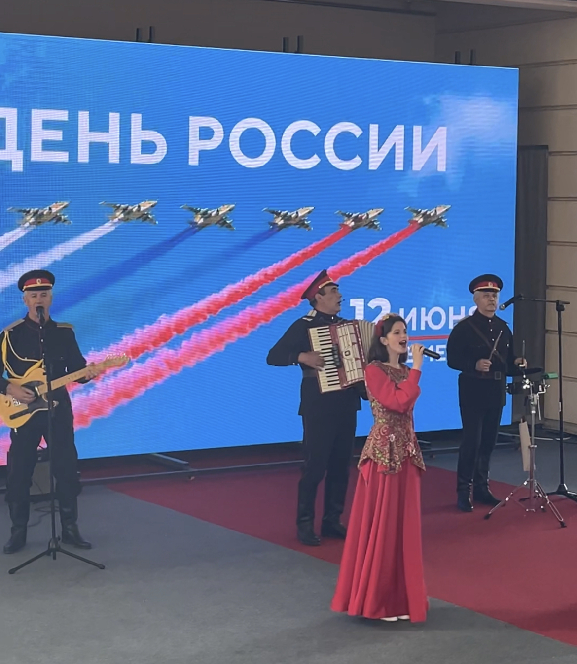  В День России в столице Карачаево-Черкесии прошел праздничный концерт с участием творческих коллективов Республики