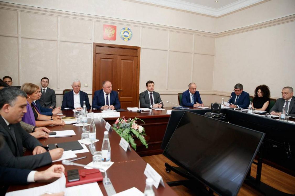 В Доме Правительства КЧР прошло заседание под председательством премьер-министра КЧР Мурата Аргунова