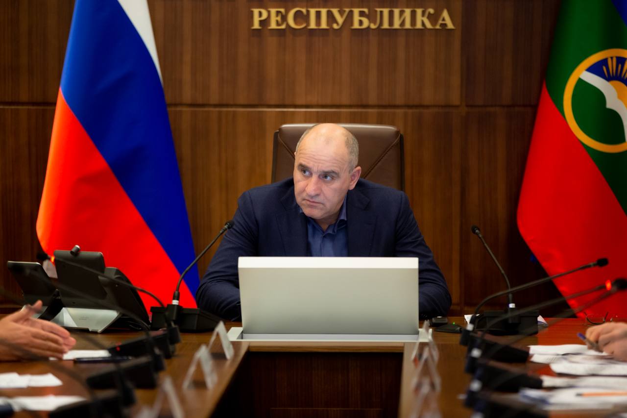 Глава Карачаево-Черкесии Р. Темрезов провел совещание по вопросу реализации проекта​ «Развитие интенсивного садоводства и строительство оптово-распределительного центра ООО «Архыз-Фрут логистик»​